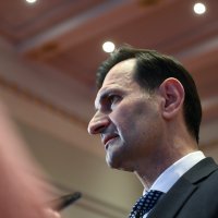 Miro Kovač daje izjavu u Saboru