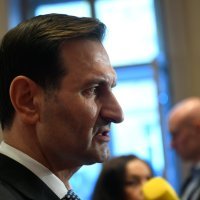 Miro Kovač daje izjavu u Saboru