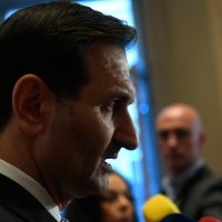 Miro Kovač daje izjavu u Saboru