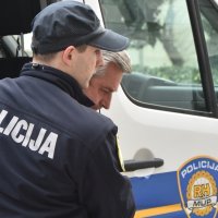 Pula: Priveden muškarac koji je metalnom šipkom napao susjedu i teško ju ozlijedio