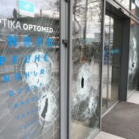 Razbijena stakla na poliklinici Svjetlost u vlasništvu Nikice Gabrića