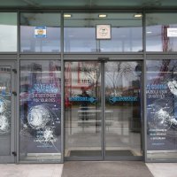 Razbijena stakla na poliklinici Svjetlost u vlasništvu Nikice Gabrića