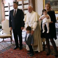 Ana Maslać Plenković i Andrej Plenković s djecom i papom Franjom