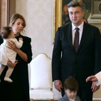 Ana Maslać Plenković i Andrej Plenković s djecom i papom Franjom