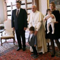 Ana Maslać Plenković i Andrej Plenković s djecom i papom Franjom