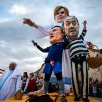 U Kaštel Starom spalili lutku s likom bivše predsjednice