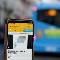 Maske za lice na oglasniku