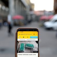 Maske za lice na oglasniku