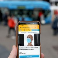 Maske za lice na oglasniku