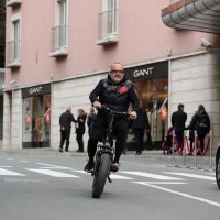 Tony Cetinski provozao se po Opatiji na električnom biciklu