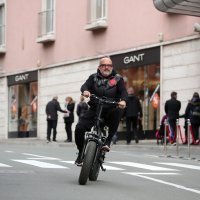 Tony Cetinski provozao se po Opatiji na električnom biciklu