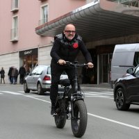 Tony Cetinski provozao se po Opatiji na električnom biciklu