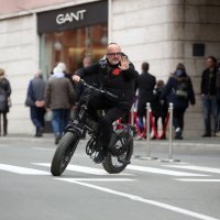 Tony Cetinski provozao se po Opatiji na električnom biciklu