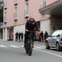 Tony Cetinski provozao se po Opatiji na električnom biciklu