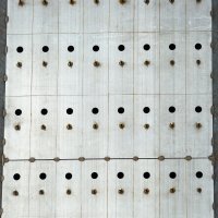 Rijeka: Predstavljen “Neboder za ptice” skulptura od drveta i metala sa 160 ptičjih “stanova”