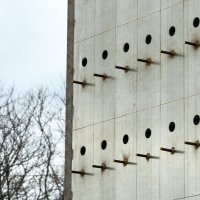 Rijeka: Predstavljen “Neboder za ptice” skulptura od drveta i metala sa 160 ptičjih “stanova”