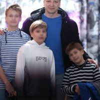 Tomislav Jelinčić sa djecom Tin, Vid i Jona