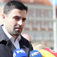 Bernardić i Maras ženama dijelili karanfile i dali izjavu povodom Međunarodnog dana žena