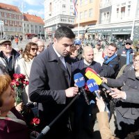 Bernardić i Maras ženama dijelili karanfile i dali izjavu povodom Međunarodnog dana žena