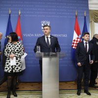 Premijer Andrej Plenković s ministrima i članovima Kriznog stožera