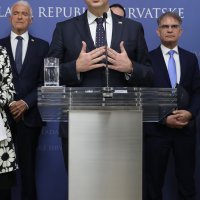 Premijer Andrej Plenković s ministrima i članovima Kriznog stožera