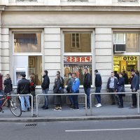 Gužve ispred policije u zagrebačkoj Petrinjskoj stvaraju se zbog ograničenog ulaska