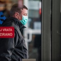 Zaposlenici osječke tržnice rade s maskama na licima