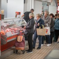 Zaposlenici osječke tržnice rade s maskama na licima