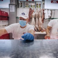 Zaposlenici osječke tržnice rade s maskama na licima