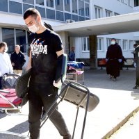 Torcida pomaže u preseljenju opreme iz bolnice Križine u bolnicu Firule