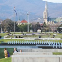 Građani na fontanama na Sveučilišnoj livadi