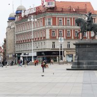 Zagreb: Tek pokoji građanin na ulicama grada, ceste i trgovi pusti
