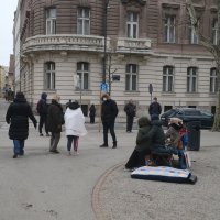 Građani izašli iz svojih stanova i sjede na Zrinjevcu