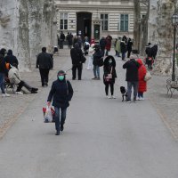 Građani izašli iz svojih stanova i sjede na Zrinjevcu