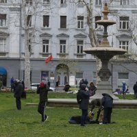 Građani izašli iz svojih stanova i sjede na Zrinjevcu