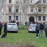 Građani izašli iz svojih stanova i sjede na Zrinjevcu