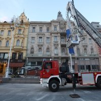 Dnevni servis | Zagreb, 22.03.2020 - Vatrogasci srusili kupolu na vrhu zgrade koja je stradala u potresu