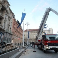 Dnevni servis | Zagreb, 22.03.2020 - Vatrogasci srusili kupolu na vrhu zgrade koja je stradala u potresu