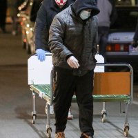 Zagreb: Pripadnici navijačkih skupina pomažu u seljenju Klinike za plućne bolesti na Jordanovcu