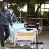 Zagreb: Pripadnici navijačkih skupina pomažu u seljenju Klinike za plućne bolesti na Jordanovcu