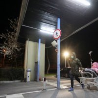 Zagreb: Pripadnici navijačkih skupina pomažu u seljenju Klinike za plućne bolesti na Jordanovcu