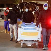 Zagreb: Pripadnici navijačkih skupina pomažu u seljenju Klinike za plućne bolesti na Jordanovcu