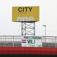 Zagreb: Građani izvjesili transparent podrške Viliju Berošu