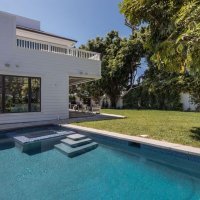 Dom Jennifer Love Hewitt