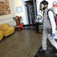 Rijeka: Dezinficiranje zajedničkih prostora u zgradi Jadrolinije