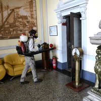 Rijeka: Dezinficiranje zajedničkih prostora u zgradi Jadrolinije