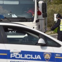 Murter i Betina stavljeni u karantenu, policija na ulazu provjerava vozila