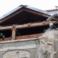 Vatrogasci u Zagrebu osiguravaju zgradu oštećenu u potresu