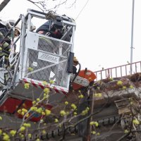 Vatrogasci u Zagrebu osiguravaju zgradu oštećenu u potresu