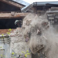 Vatrogasci u Zagrebu osiguravaju zgradu oštećenu u potresu